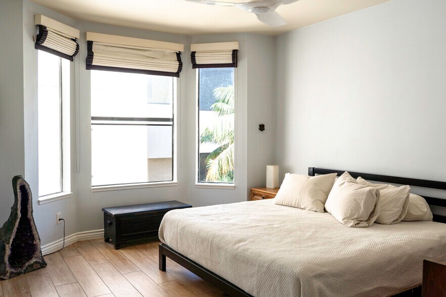 Building Photo - 425 E Ocean Blvd