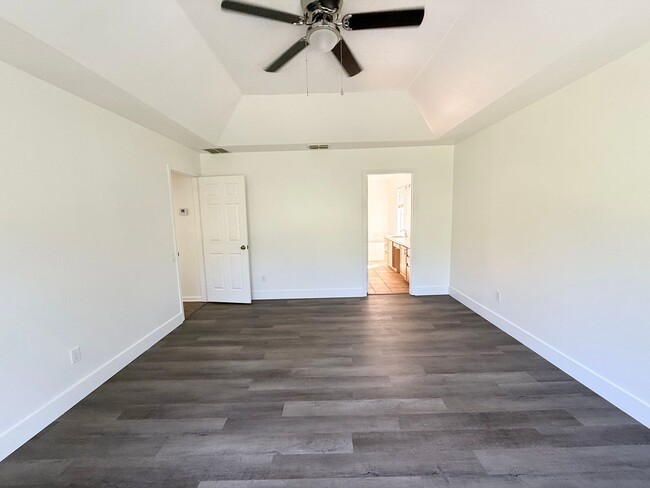 Building Photo - Beautifully Updated 4-Bedroom Home with Po...