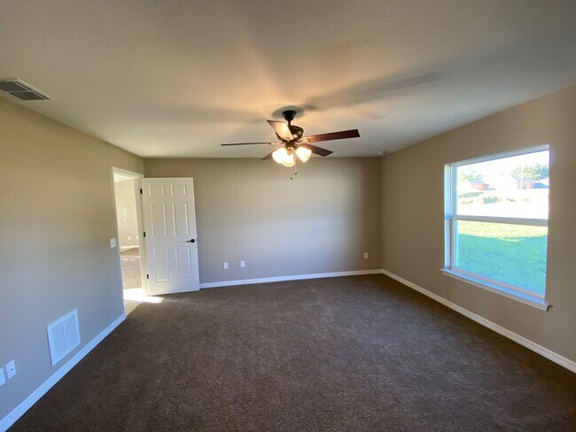 Building Photo - 3/2/2 Silver Spring Shores **Available NOW**