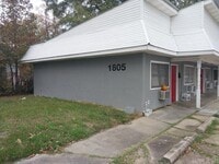 Building Photo - 1805 S Beech St