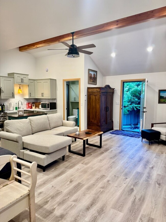 Building Photo - Immaculate Designer Furnished Studio in Co...