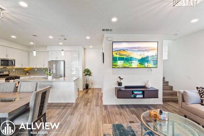 Building Photo - Bright & Upgraded 2 bedroom Anaheim Townhome in Prime Location!