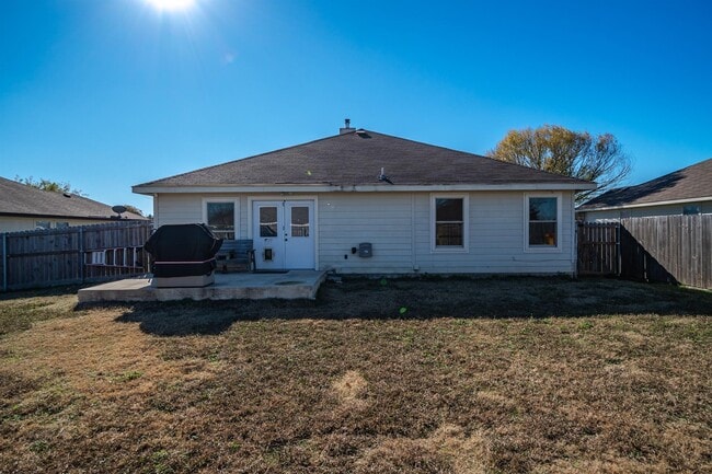 Building Photo - 120 Live Oak Ln