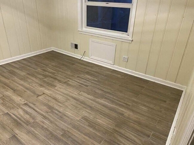 Building Photo - 204 Pineview Dr