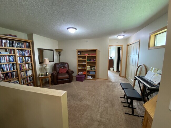 Building Photo - Roomy four-bed three-bath Townhome in Lino...