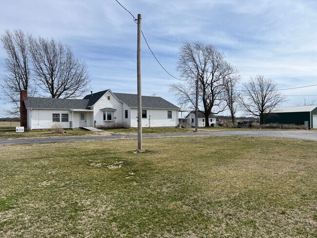 Building Photo - Country living at a great Price.