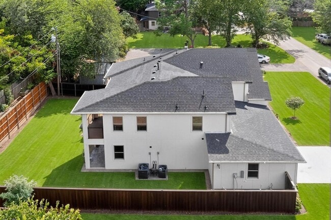 Building Photo - 1840 Highland Dr E