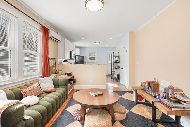 Building Photo - 84 Pemberwick Rd