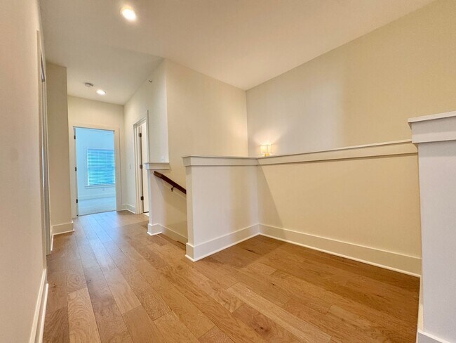 Building Photo - 3 Bedroom, 2.5 Bathroom Home w/ 2 Car Garage in Downtown Franklin