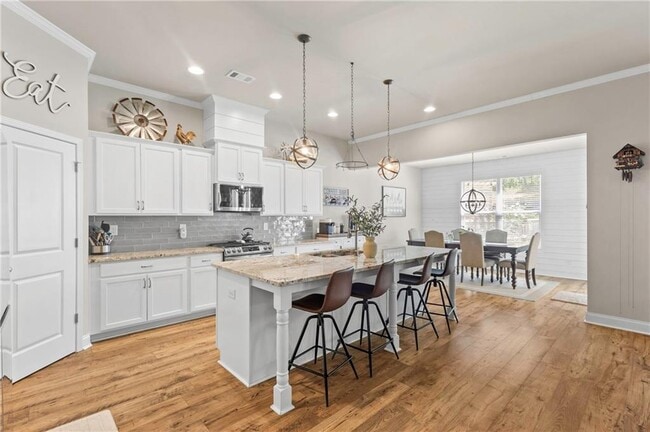 Building Photo - 2121 Charmond Dr