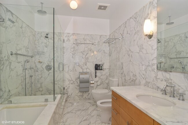 Building Photo - 2734 N Lincoln Ave