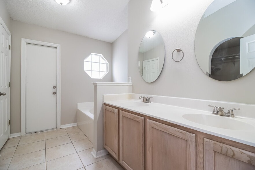 Building Photo - 12514 Woodbury Cove Dr