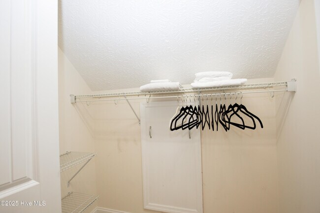 Building Photo - 5 Kemper Woods Ct