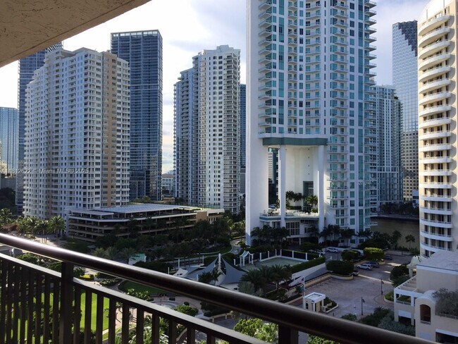 Building Photo - 540 Brickell Key Dr