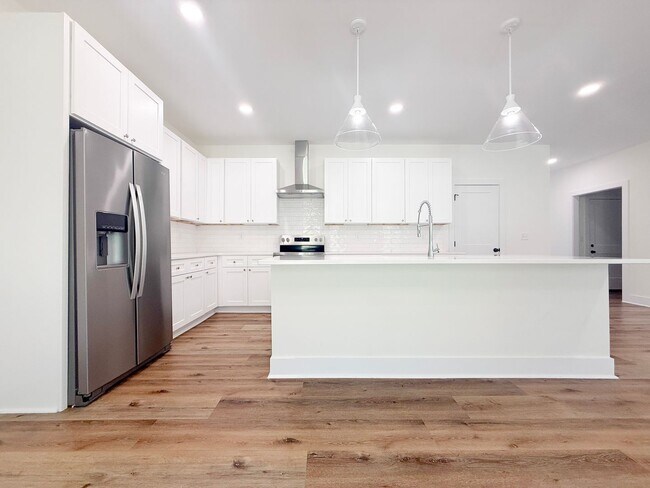 Building Photo - 3-Bedroom Home Steps from Resort-Style Pool with Jack-and-Jill Bath