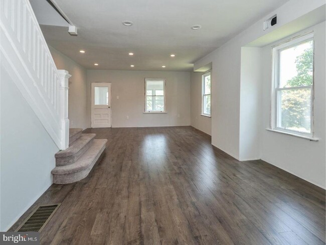 Building Photo - 3804 Louanna Ave