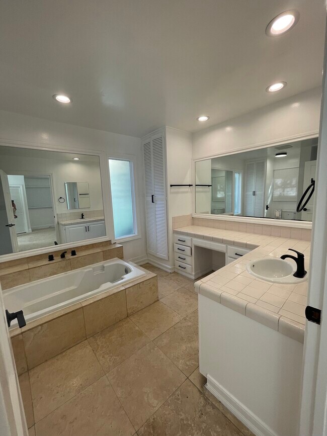 Building Photo - 11688 Bellagio Rd