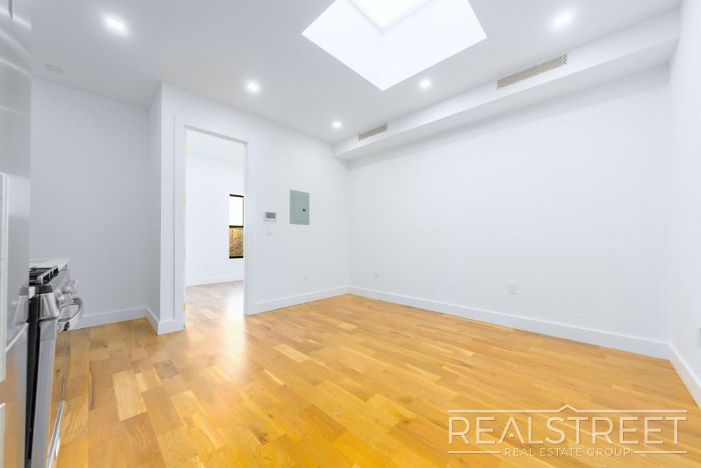 Building Photo - Stunning Penthouse 3 bed 3 Bath with Private Roof & WD in unit and more!