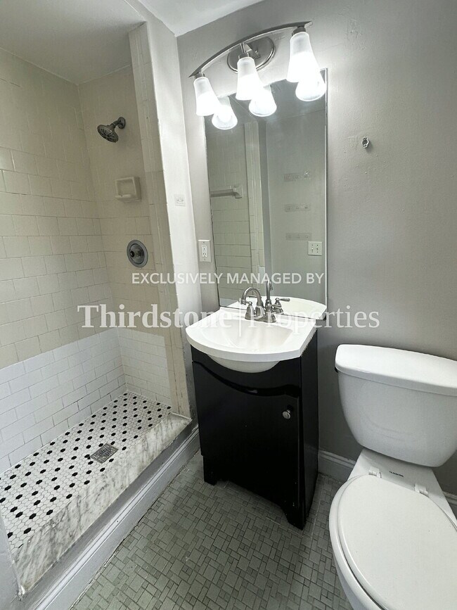 Building Photo - 455 W Clermont Dr
