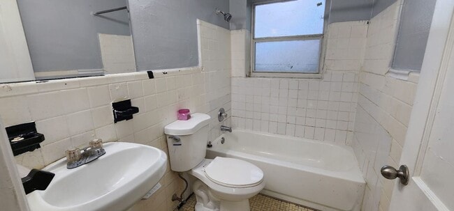 Building Photo - 2/1 St Pete Single Family Home !