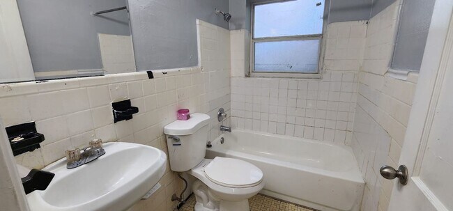 Building Photo - 2/1 St Pete Single Family Home !/ Move in before 5/1 get JUNE RENT FREE !!