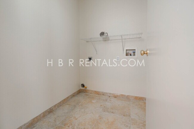 Building Photo - Charming 4-Bed, 2.5-Bath Home in Tracy’s E...