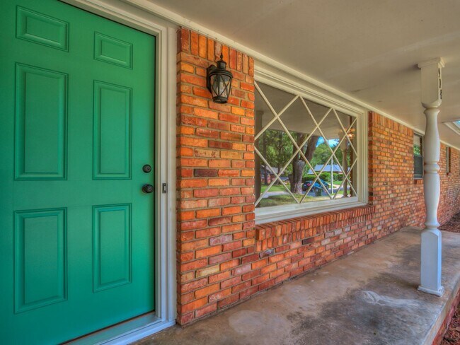 Building Photo - PRELEASING for Early Aug 2027! Updated (3) Bed, (2) Bath + Additional Living Area!