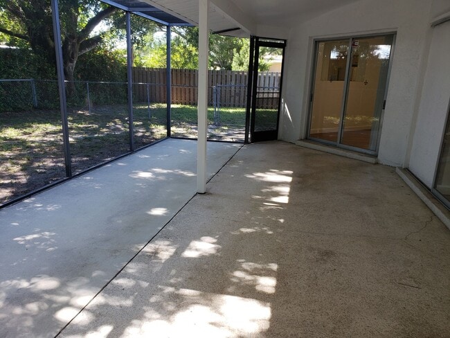 Building Photo - Centrally Located Sarasota 2-bedroom Home ...