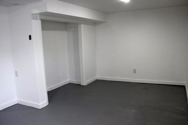Building Photo - 2 Bedroom 1 Bath Home
