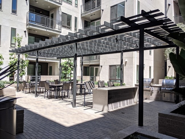 BBQ Grills in Courtyard - 2324 Nolita