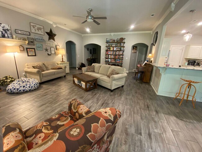 Building Photo - 3 Bedroom 2.5 Bathroom Home