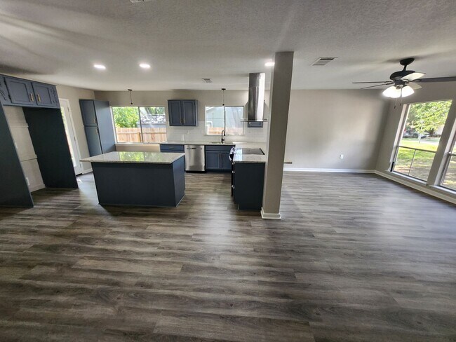 Building Photo - Move in ready. Fully remodeled