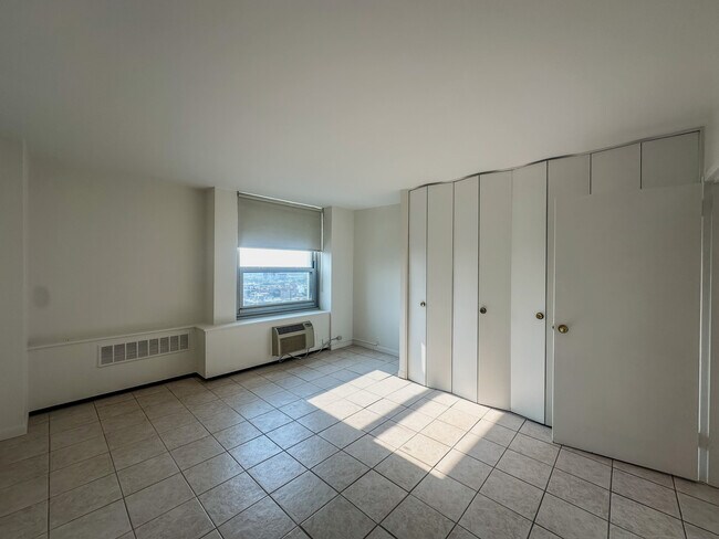 Building Photo - 1255 N Sandburg Terrace