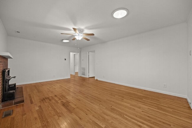 Building Photo - 3 Bed 2 Bath Just Outside Downtown Lilling...