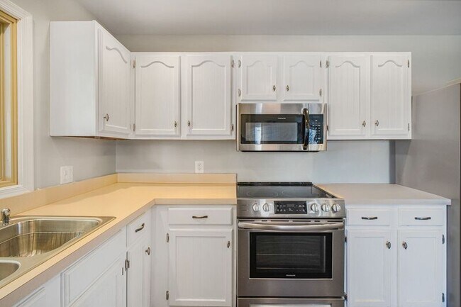 Building Photo - 306 Happy Creek Rd