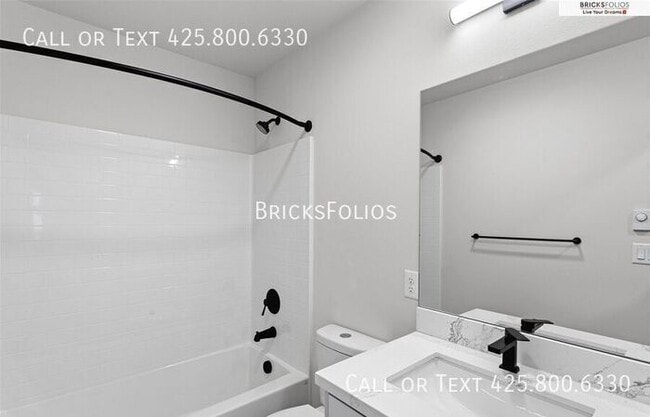 Building Photo - Move-In Ready Townhome with Ground Floor Suite & Views of Olympic Mountains