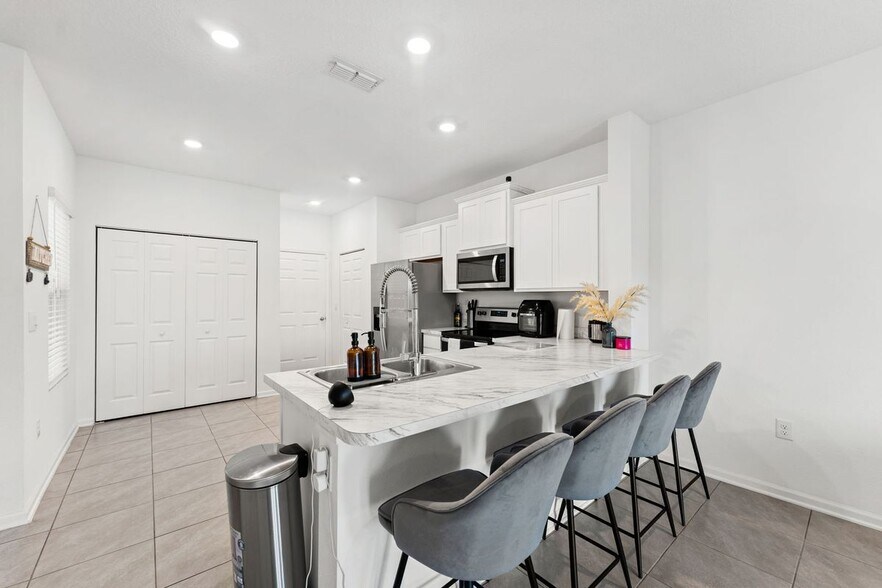 Building Photo - 9049 Gifford Dr