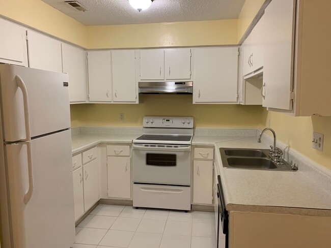 Building Photo - 2 STORY SPACIOUS ONE BEDROOM CONDO WITH SP...