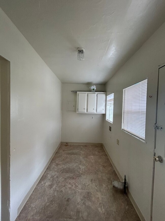 Building Photo - 3 Bedroom 1 Bathroom Single-Story