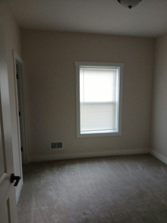 Building Photo - 2449 Waterford Pointe Dr