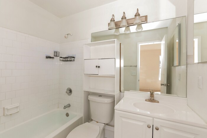 Building Photo - 5707 Wells Cir