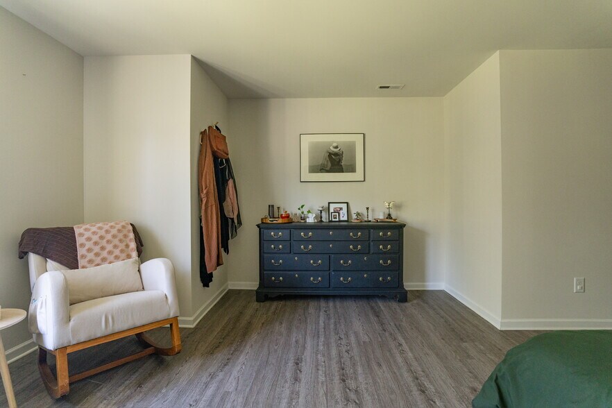 Building Photo - 6121 King George Dr