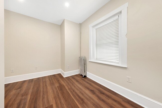 Building Photo - 107 School St