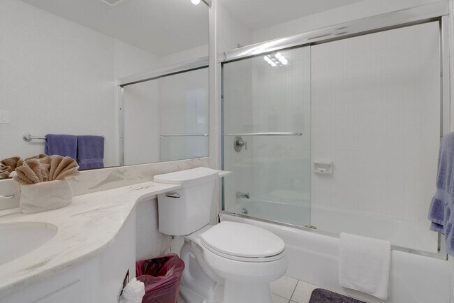 Building Photo - 220 Seaview Ct