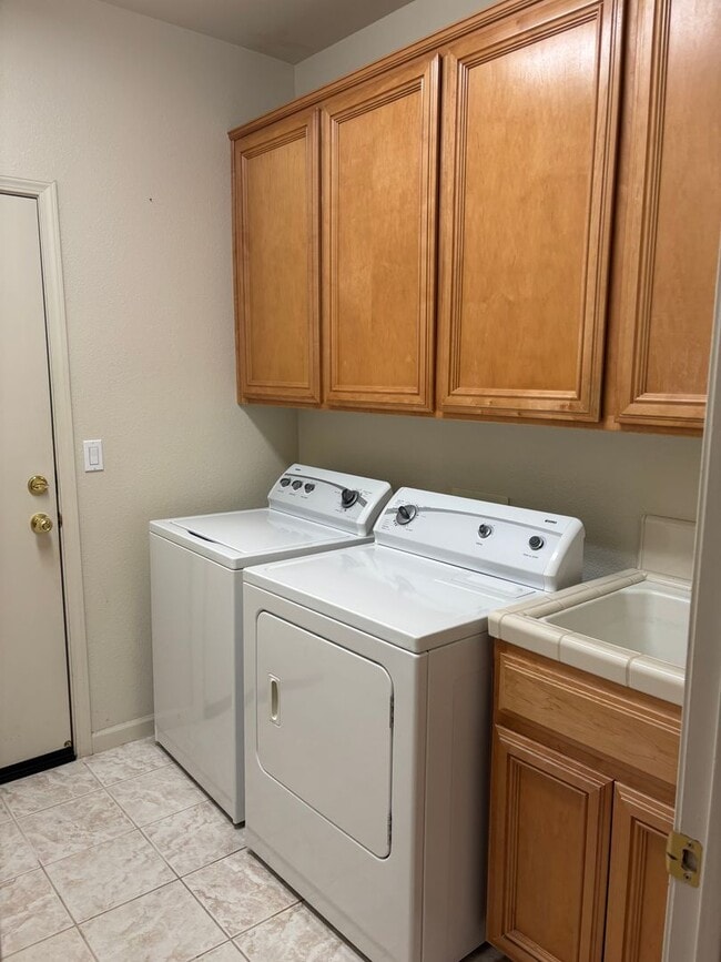 Building Photo - Spacious 3 to 4 Bedroom, 4-Bath Home in Pr...