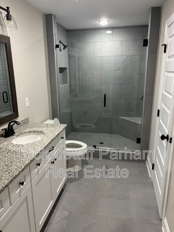 Building Photo - 280 Young Ln