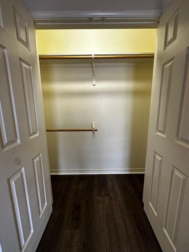 Building Photo - Spacious 5/4 House with Open Floor Plan Near Campus!