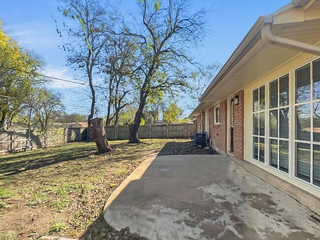 Building Photo - Charming 4BR/2BA Home in Dallas