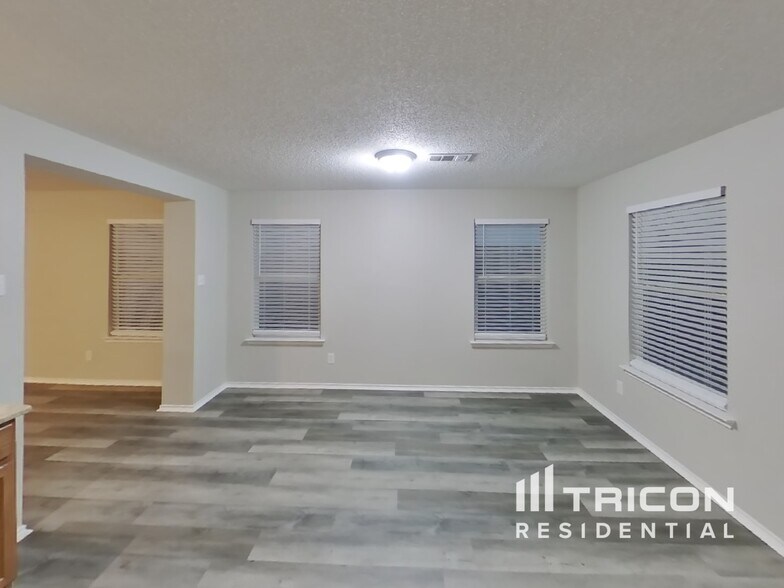 Building Photo - 2060 Pinenut Dr