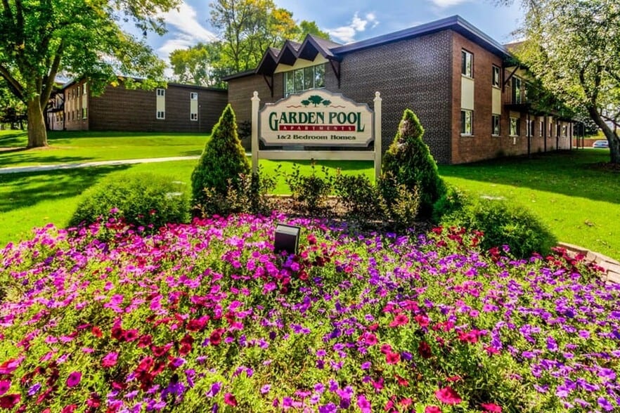 Primary Photo - Garden Pool Apartments